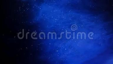 闪闪发光的<strong>蓝色粒子</strong>背景。 宇宙<strong>蓝色</strong>尘埃，黑色背景上有星星。 <strong>粒子</strong>的运动抽象。